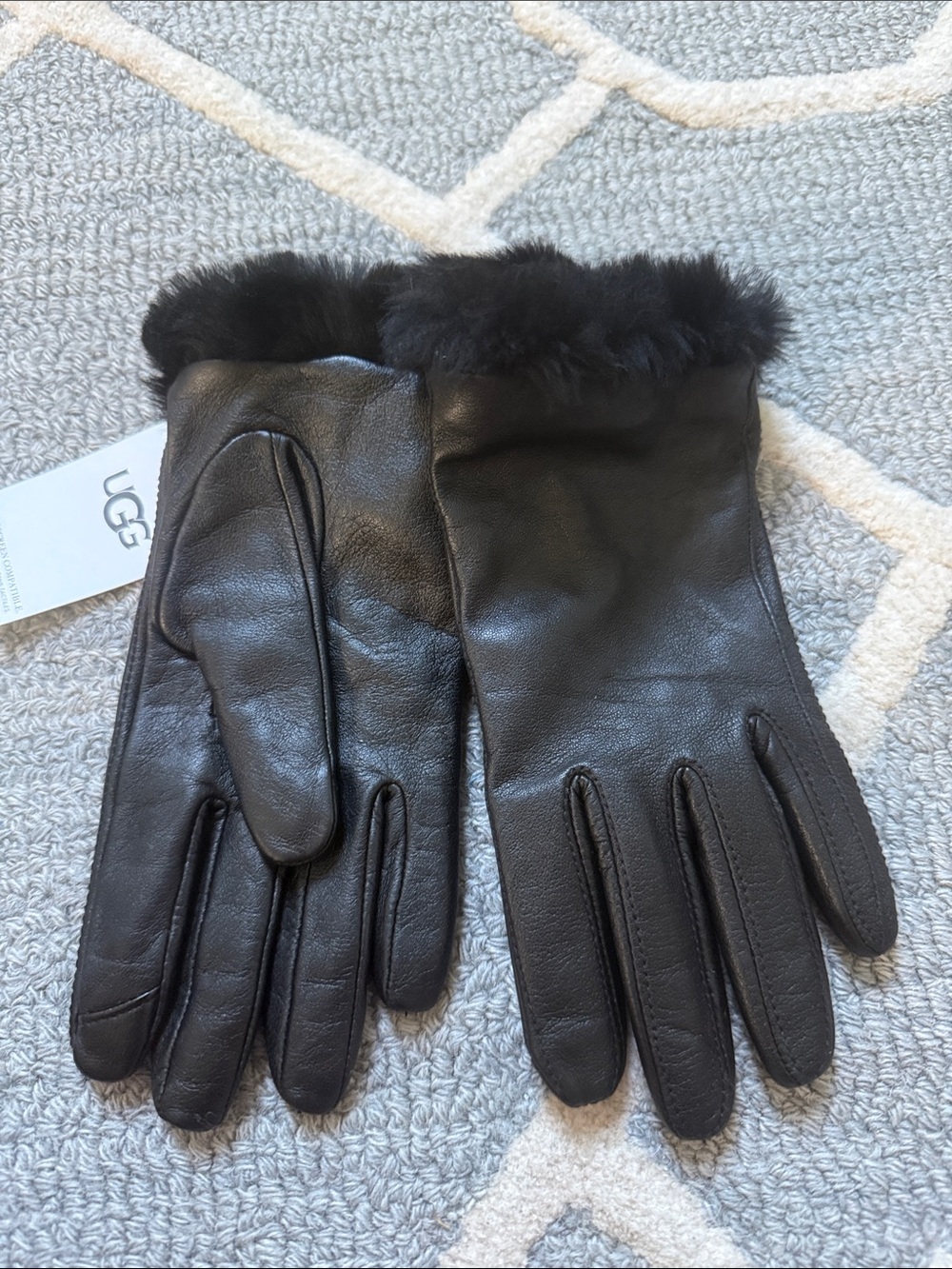 UGG Turn Cuff Leather Sheepskin Touchscreen Gloves Black Medium NWT